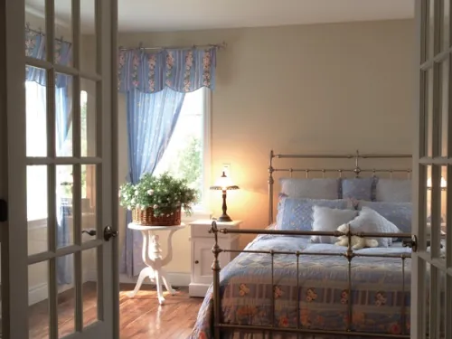 Bedroom with houseplant Bedroom with houseplant